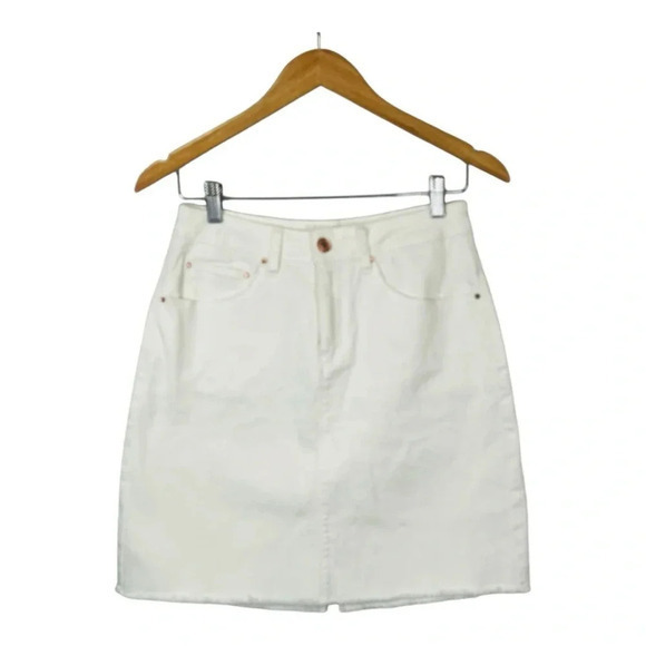 a loves a White‎ Denim Mini Skirt Lightly Distressed Pockets Women Size 29 - Picture 1 of 9
